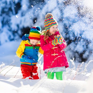 Karlı kış parkta oynayan çocuklar
