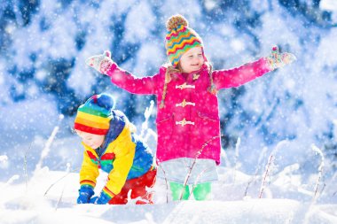 Karlı kış Park eğlenmek çocuk