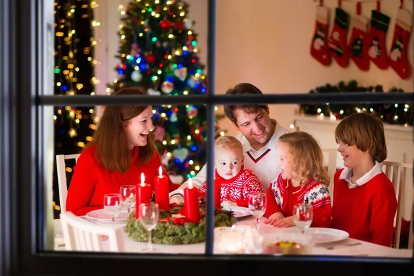 Familia en la cena de Navidad en casa — Foto de Stock