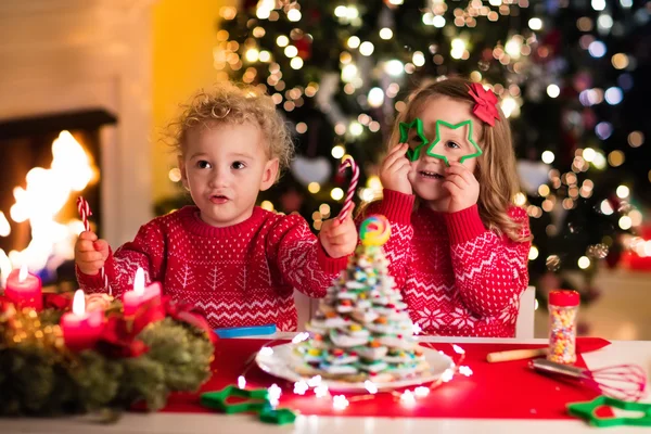 Barnen baka på julafton — Stockfoto