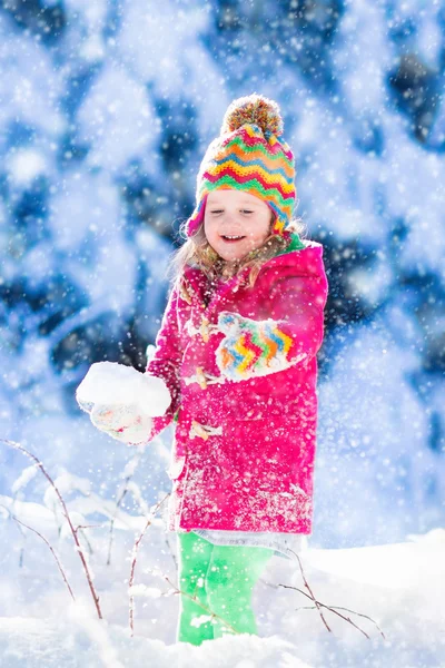 Παιδί διασκεδάζοντας στο χιονισμένο χειμώνα πάρκο — Φωτογραφία Αρχείου