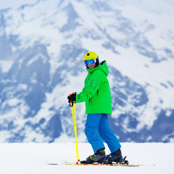Criança esquiando nas montanhas — Fotografia de Stock