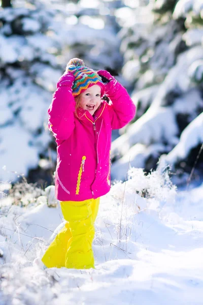 Děti baví v zasněžené zimní park — Stock fotografie