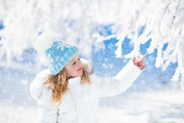 Enfant s'amusant dans un parc d'hiver enneigé — Photo