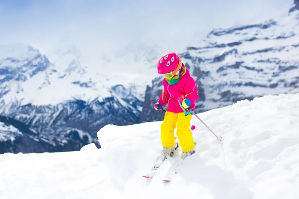 Criança esqui nas montanhas — Fotografia de Stock