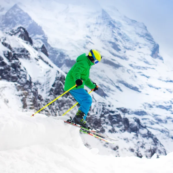 Dağlarda Kayak çocuk — Stok fotoğraf