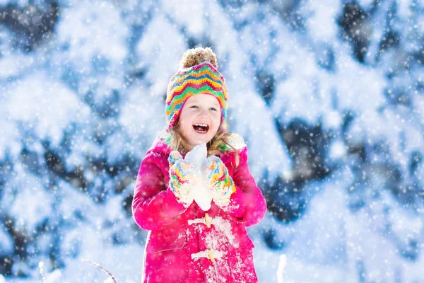 Enfant s'amusant dans un parc d'hiver enneigé — Photo