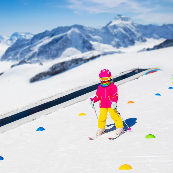 Enfant à l'école de ski — Photo