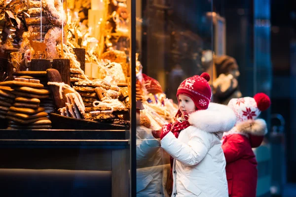 Crianças olhando doces e pastelaria no mercado de Natal — Fotografia de Stock