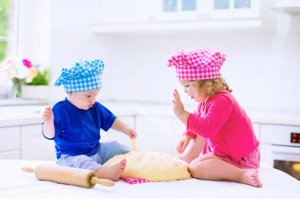 Kids baking in a white kitchen — Stock Photo, Image