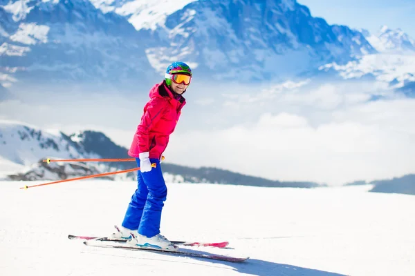 Mladá žena, lyžování na horách. — Stock fotografie