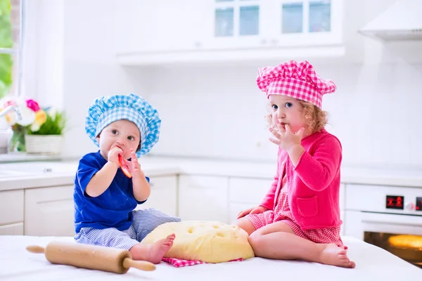 Kinderen bakken in een witte keuken — Stockfoto