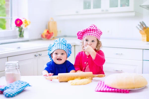 Kids baking in a white kitchen — Stock Photo, Image