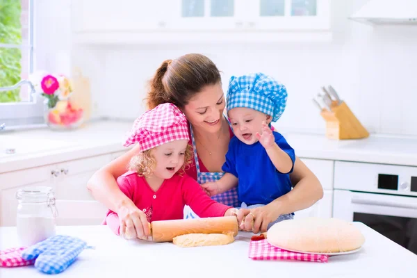 Cuisson d'enfants dans une cuisine blanche — Photo