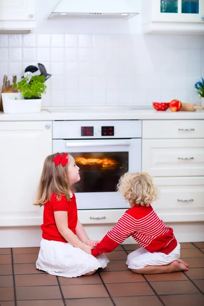 Kids baking apple pie — Stock Photo, Image