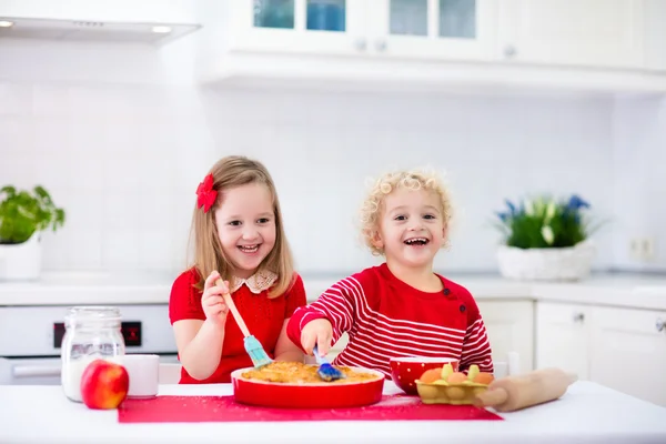 Kids baking apple pie — Stock Photo, Image