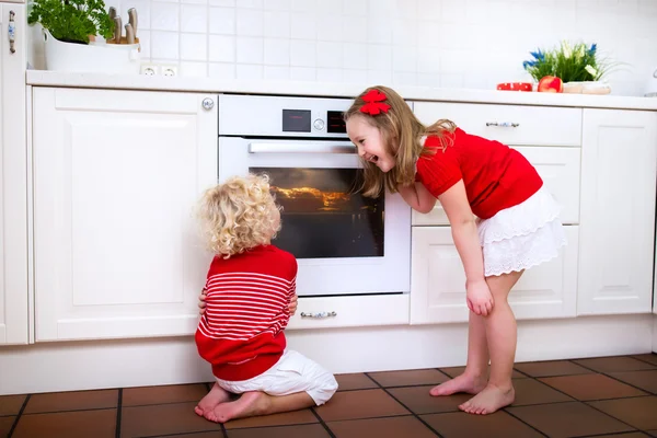 Bambini che cuociono torta di mele — Foto Stock