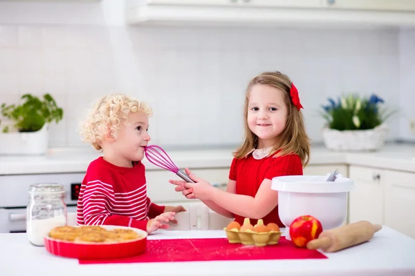 Kinderen bakken appeltaart — Stockfoto