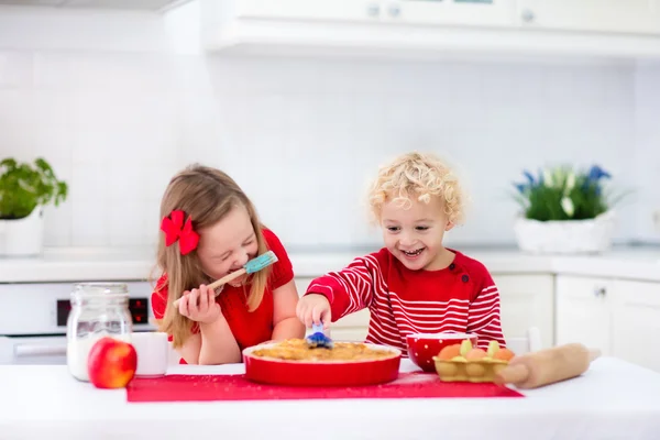 Діти випікають яблучний пиріг — стокове фото