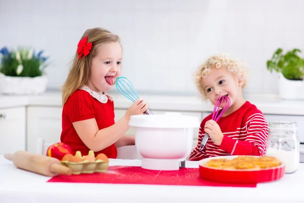 Barnen baka äppelpaj — Stockfoto