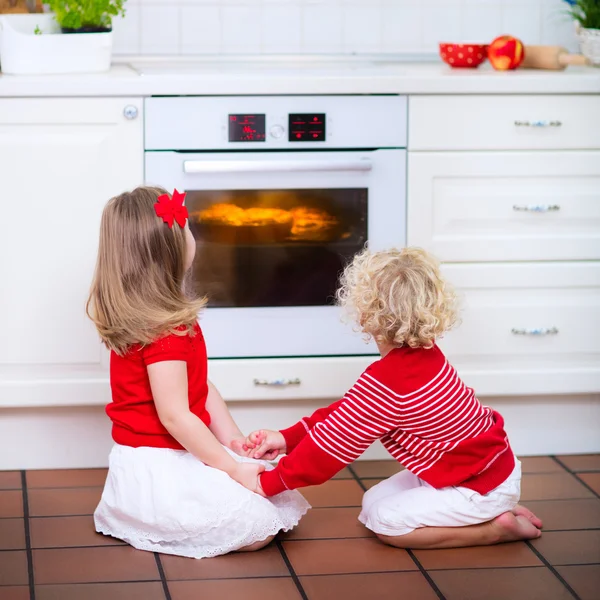 Kids baking apple pie — Stock Photo, Image