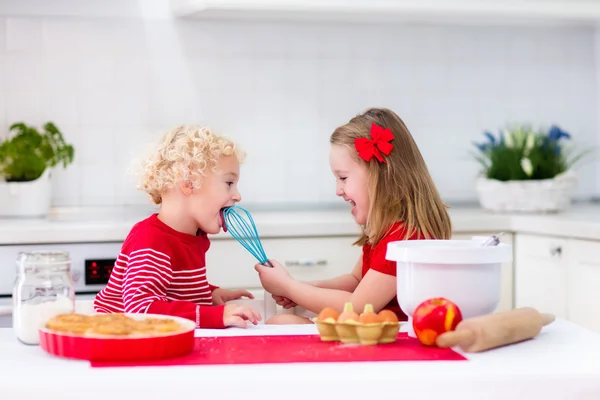 Crianças assar torta de maçã — Fotografia de Stock