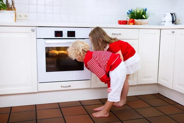 Kids baking apple pie — Stock Photo, Image