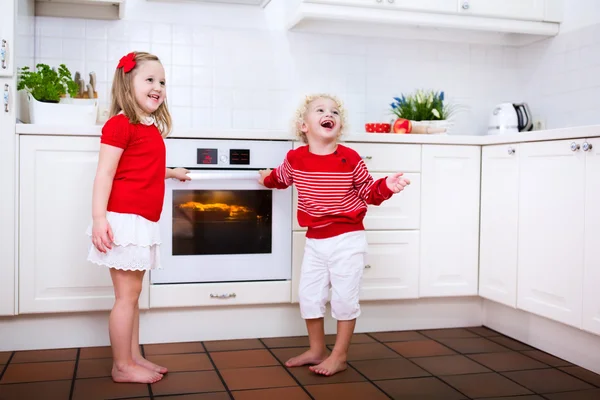 Kids baking apple pie — Stock Photo, Image