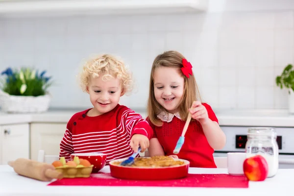 Niños horneando pastel de manzana — Foto de Stock