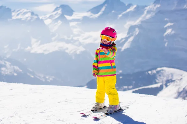 Petit enfant skiant dans les montagnes — Photo