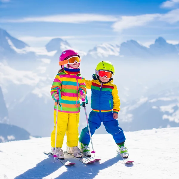 Dzieci na nartach w górach — Zdjęcie stockowe