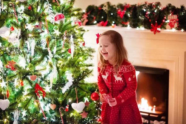 Kind verfraaien kerstboom — Stockfoto