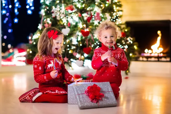 Kids under Christmas tree — Stock Photo, Image