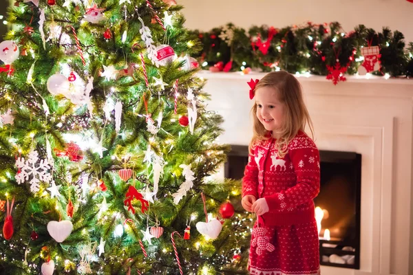 Niño decoración árbol de Navidad —  Fotos de Stock