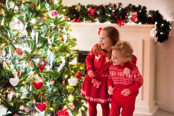 Τα παιδιά κάτω από το χριστουγεννιάτικο δέντρο — Φωτογραφία Αρχείου