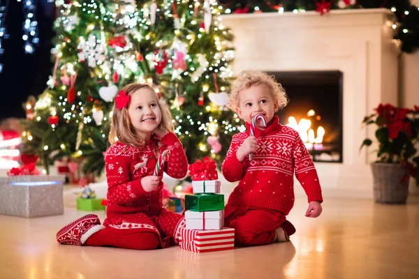 Çocuklar Noel ağacının altında — Stok fotoğraf