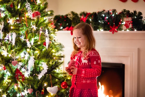 Kind schmückt Weihnachtsbaum — Stockfoto