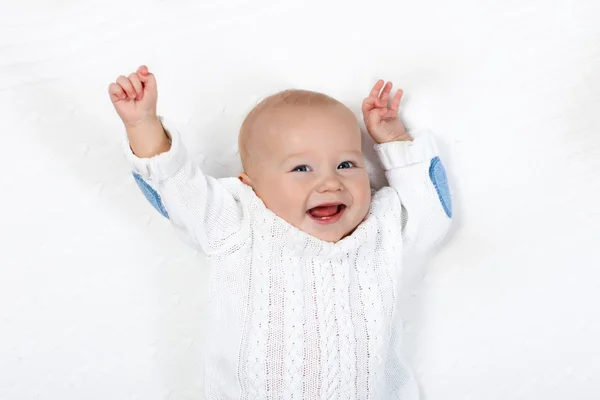 Baby Bot auf weißer Decke — Stockfoto