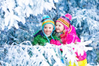 Karlı ormanda oynayan çocuklar