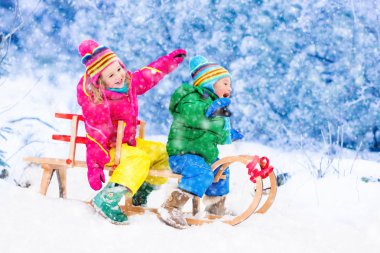 Çocuklar eğleniyor kızak üzerinde binmek