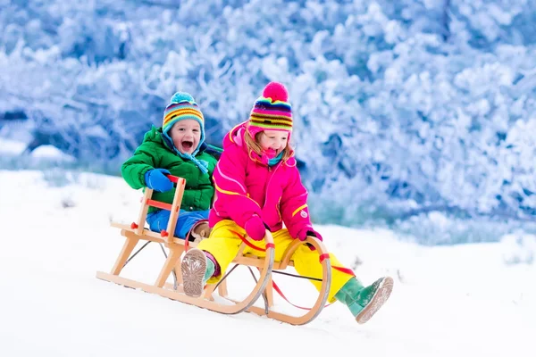Kinder haben Spaß bei Schlittenfahrt — Stockfoto