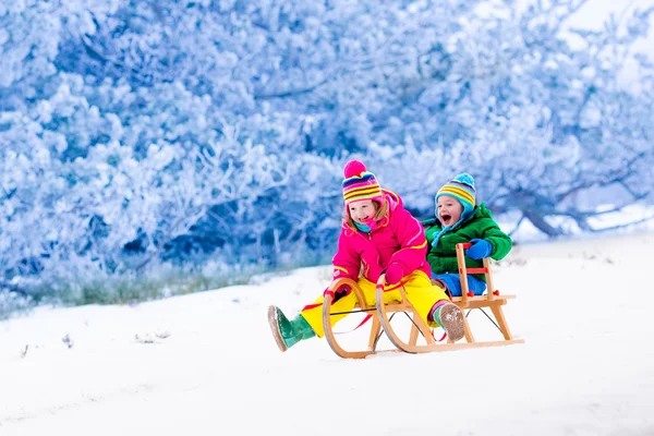 I bambini si divertono sulla slitta — Foto Stock