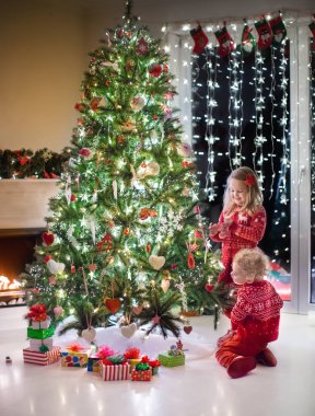 Çocuklar Noel ağacının altında