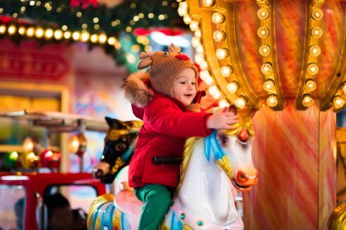 Çocuk sürme atlıkarınca üstünde Noel pazarı