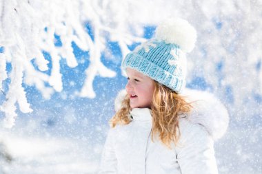 Karlı kış Park eğlenmek çocuk