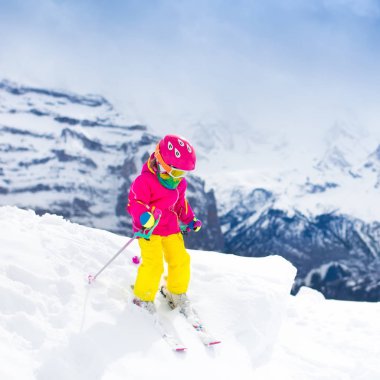 Küçük çocuk dağda Kayak