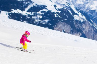 Küçük çocuk dağda Kayak