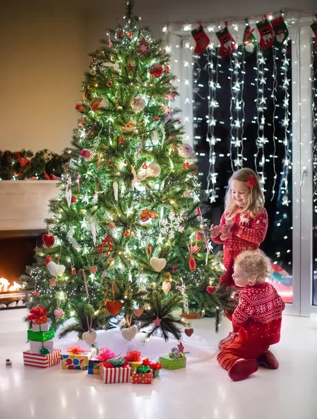 Çocuklar Noel ağacının altında — Stok fotoğraf