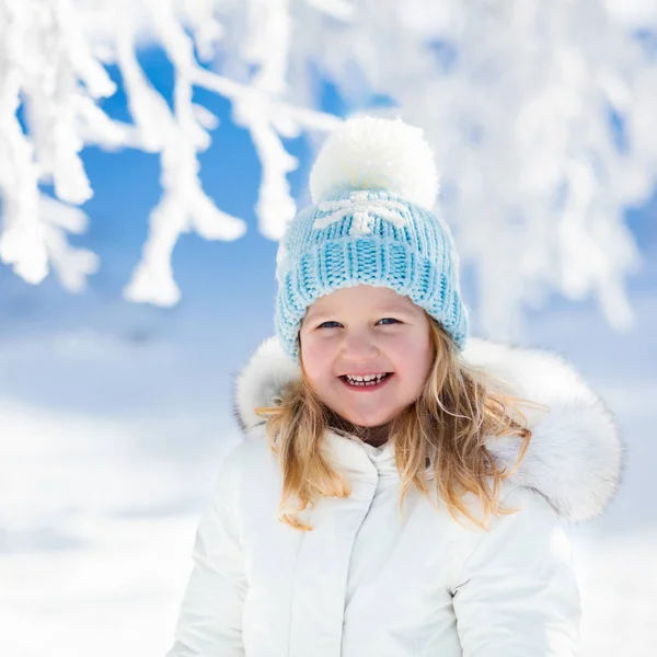 Criança se divertindo no parque de inverno nevado — Fotografia de Stock