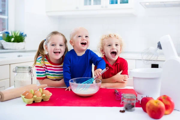 Kinder backen Kuchen in weißer Küche — Stockfoto